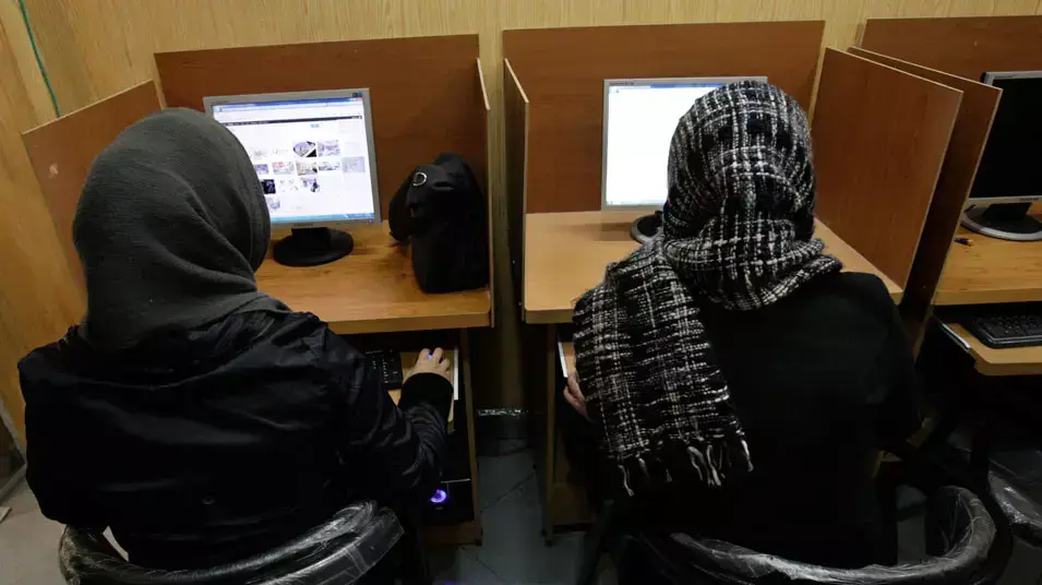 נשים אירניות יושבות באינטרנט קפה בטהרן. 2012 נשים אירניות יושבות באינטרנט קפה בטהרן. 2012