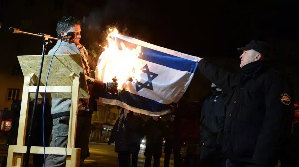 חבר פרלמנט הונגרי שורף דגל ישראל בהפגנה בבודפשט, 14 דצמבר 2012 חבר פרלמנט הונגרי שורף דגל ישראל בהפגנה בבודפשט, 14 דצמבר 2012