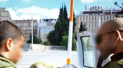 הרמטכ"ל מסייע לחייל הפצוע בתרגיל היום של חטיבת הצנחנים, דצמבר 2012 הרמטכ"ל מסייע לחייל הפצוע בתרגיל היום של חטיבת הצנחנים, דצמבר 2012