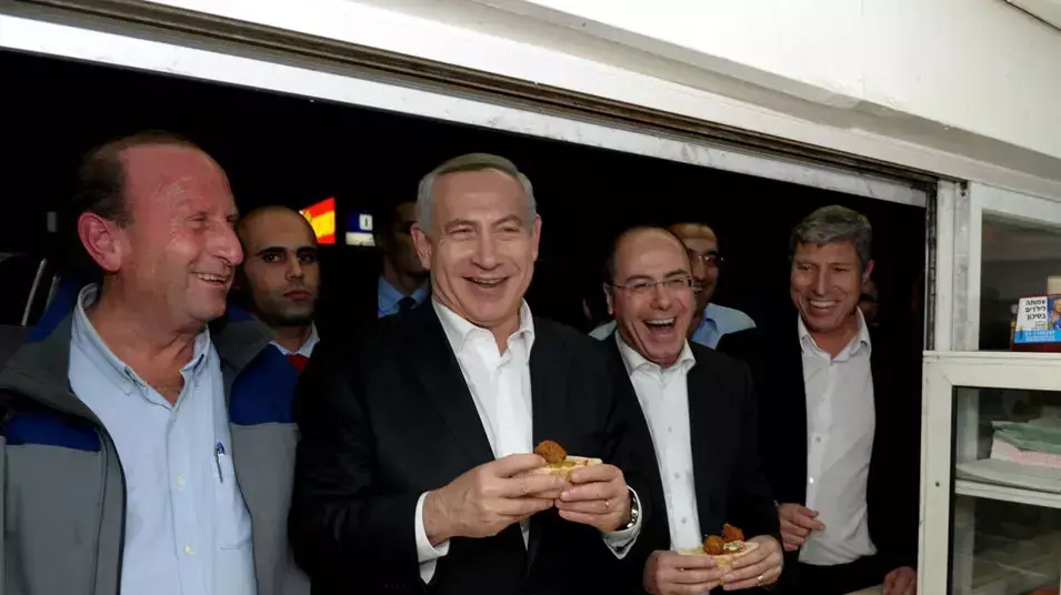 ראש הממשלה בנימין נתניהו אוכל פלאפל בעכו