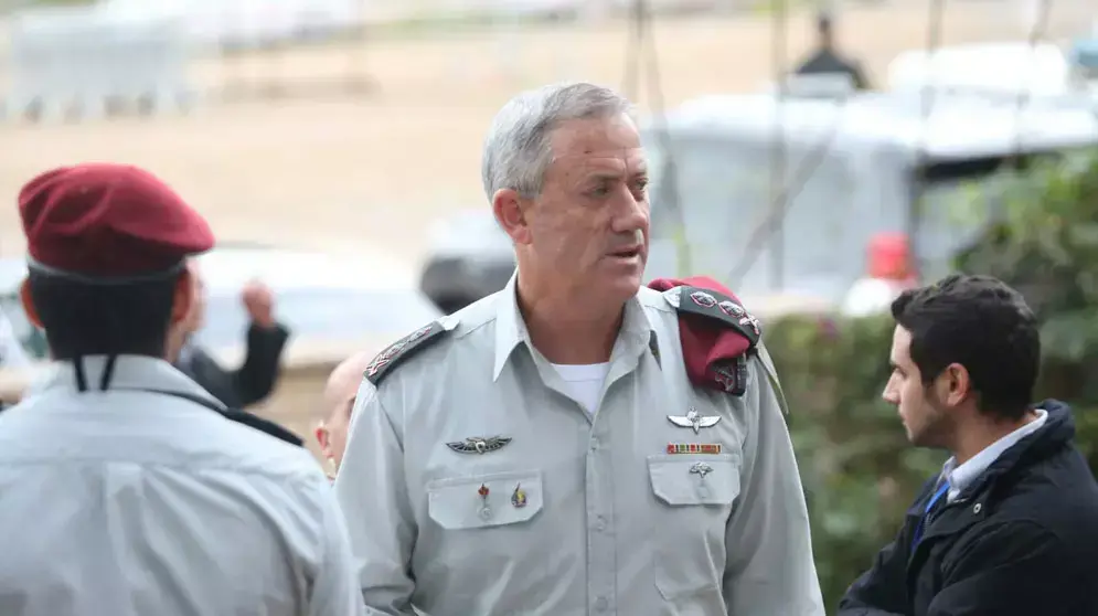 בני גנץ מגיע להלווייתו של אמנון ליפקין שחק, דצמבר 2012 בני גנץ מגיע להלווייתו של אמנון ליפקין שחק, דצמבר 2012