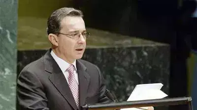 אלווארו אוריבה נשיא קולומביה נואם באום אלווארו אוריבה נשיא קולומביה נואם באום