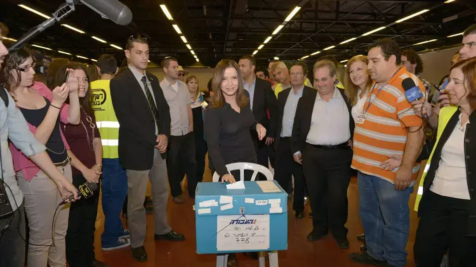 שלי יחימוביץ' מצביע לפריימריז של העבודה שלי יחימוביץ' מצביע לפריימריז של העבודה