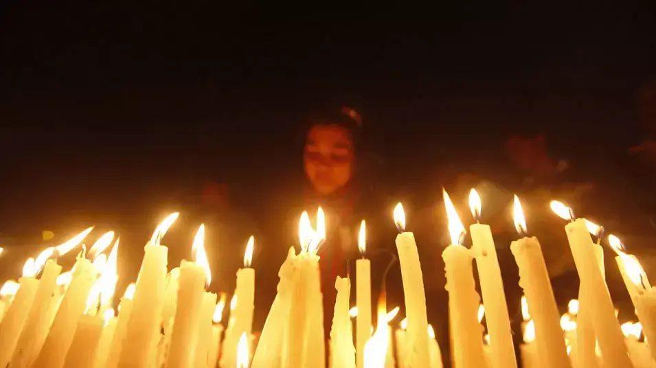 ילדה מדליקה נרות לזכרה של קורבן האונס מהודו ילדה מדליקה נרות לזכרה של קורבן האונס מהודו