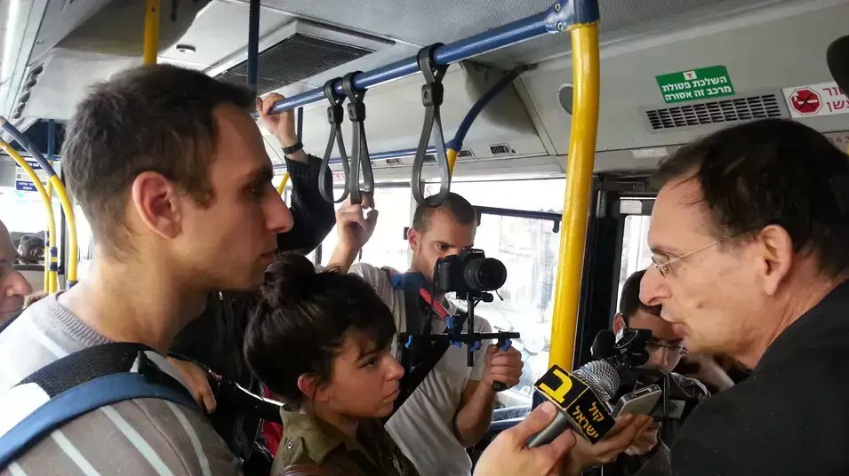 דב חנין מציג את המצע הסביבתי של חד"ש על קו 4 בתל אביב דב חנין מציג את המצע הסביבתי של חד"ש על קו 4 בתל אביב