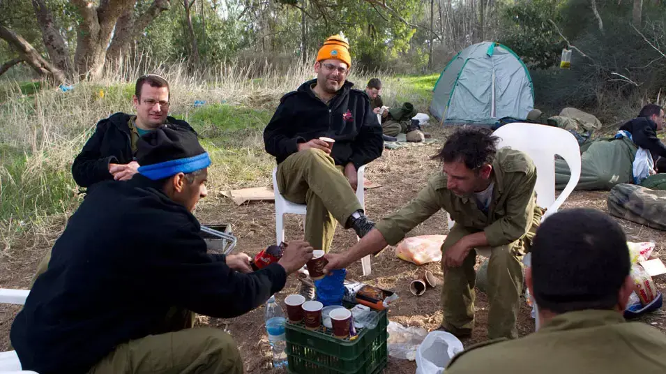 חיילי מילואים ממתינים בשטח בזמן מצבע עמוד ענן חיילי מילואים ממתינים בשטח בזמן מצבע עמוד ענן