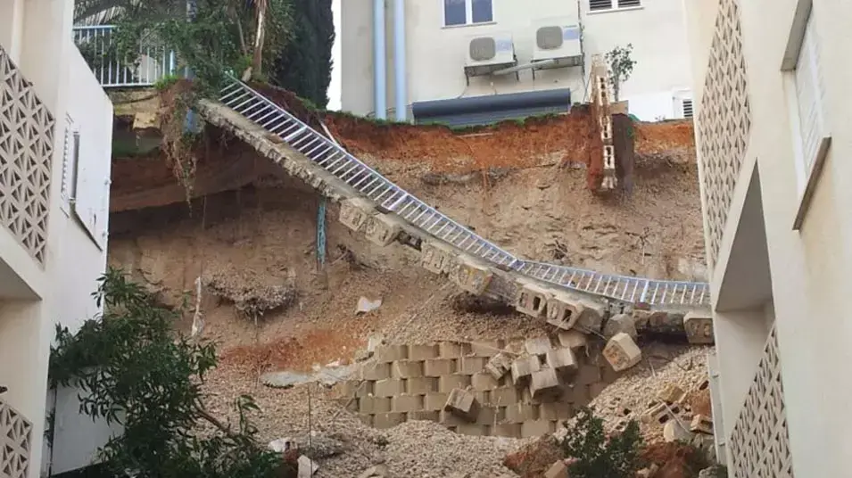 עשרות תושבים באורנית פונו מבתיהם בשל קריסת חומה עשרות תושבים באורנית פונו מבתיהם בשל קריסת חומה