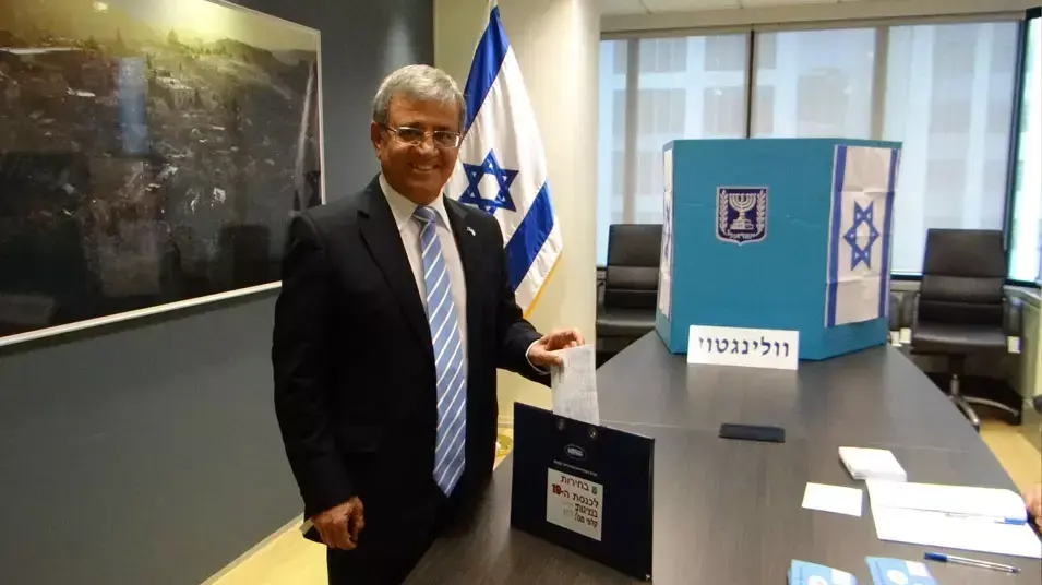 שגריר ישראל בניו זילנד, שמי צור, מצביע בקלפי, ינואר 2013 שגריר ישראל בניו זילנד, שמי צור, מצביע בקלפי, ינואר 2013