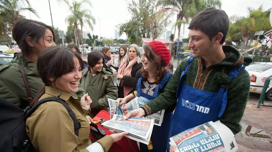 שלי יחימוביץ' ופעילי העבודה מחלקים את העיתון "מחר בבוקר" ברכבת מרכז, ינואר 2013 שלי יחימוביץ' ופעילי העבודה מחלקים את העיתון "מחר בבוקר" ברכבת מרכז, ינואר 2013