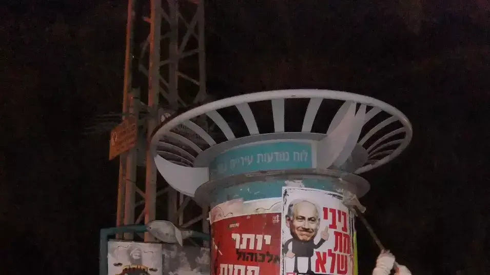 פעילי שמאל תולים שלטים נגד נתניהו פעילי שמאל תולים שלטים נגד נתניהו