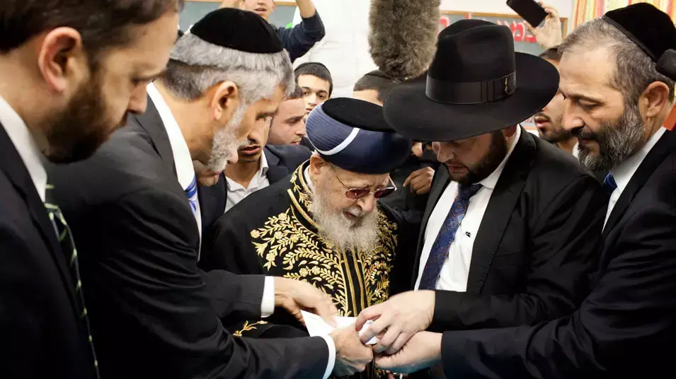הרב עובדיה יוסף מצביע לכנסת ה-19, ינואר 2013 הרב עובדיה יוסף מצביע לכנסת ה-19, ינואר 2013