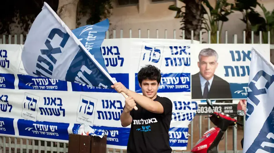 ליאור לפיד, בנו של יאיר לפיד, מחוץ לקלפי ברמת אביב, ינואר 2013 ליאור לפיד, בנו של יאיר לפיד, מחוץ לקלפי ברמת אביב, ינואר 2013