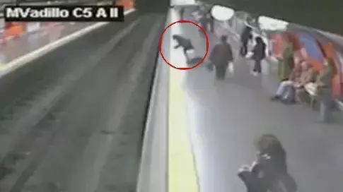 שוטר הציל אישה שנפלה לרכבת התחתית במדריד. ספרד, ינואר 2013 שוטר הציל אישה שנפלה לרכבת התחתית במדריד. ספרד, ינואר 2013