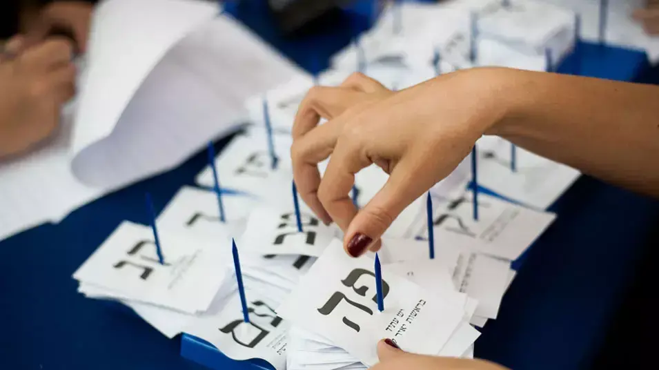 ספירת פתקי ההצבעה של המעטפות הכפולות בוועדת הבחירות המרכזית, ירושלים, 24 ינואר 2013 ספירת פתקי ההצבעה של המעטפות הכפולות בוועדת הבחירות המרכזית, ירושלים, 24 ינואר 2013
