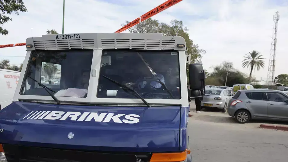 ניסיון לשוד משאית ברינקס באשקלון, אחד השודדים נורה. ינואר 2013 ניסיון לשוד משאית ברינקס באשקלון, אחד השודדים נורה. ינואר 2013
