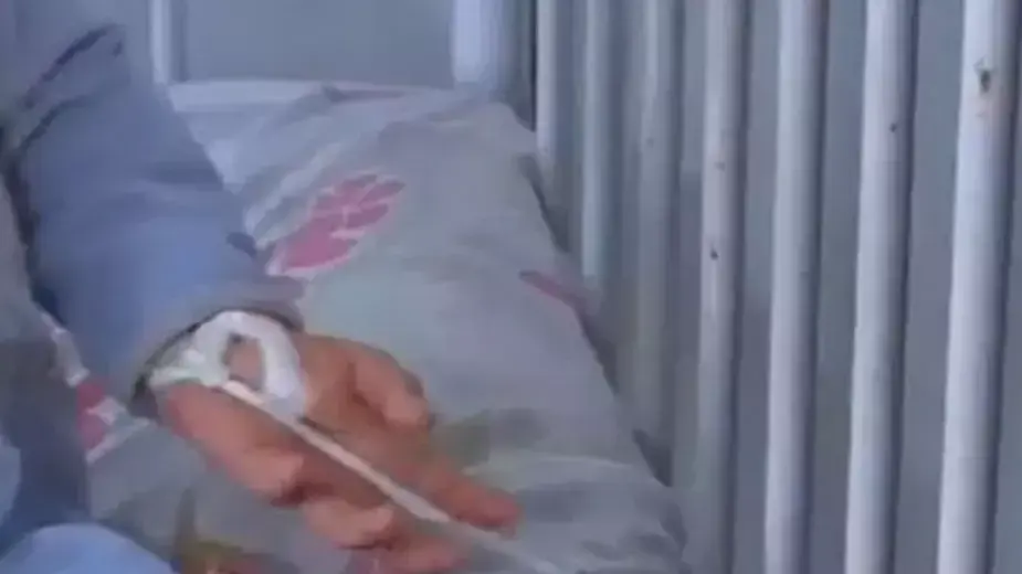 תינוקות קשורים בבית חולים ברומניה תינוקות קשורים בבית חולים ברומניה