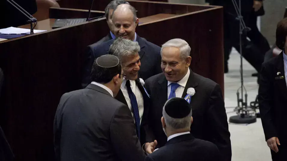 ח"כ יאיר לפיד וח"כ בנימין נתניהו בטקס השבעת הכנסת ה-19, ינואר 2013 ח"כ יאיר לפיד וח"כ בנימין נתניהו בטקס השבעת הכנסת ה-19, ינואר 2013