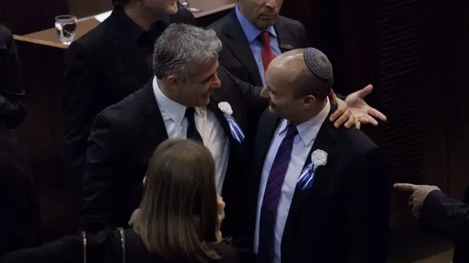ח"כ יאיר לפיד וח"כ נפתלי בנט בטקס השבעת הכנסת ה-19, ינואר 2013 ח"כ יאיר לפיד וח"כ נפתלי בנט בטקס השבעת הכנסת ה-19, ינואר 2013