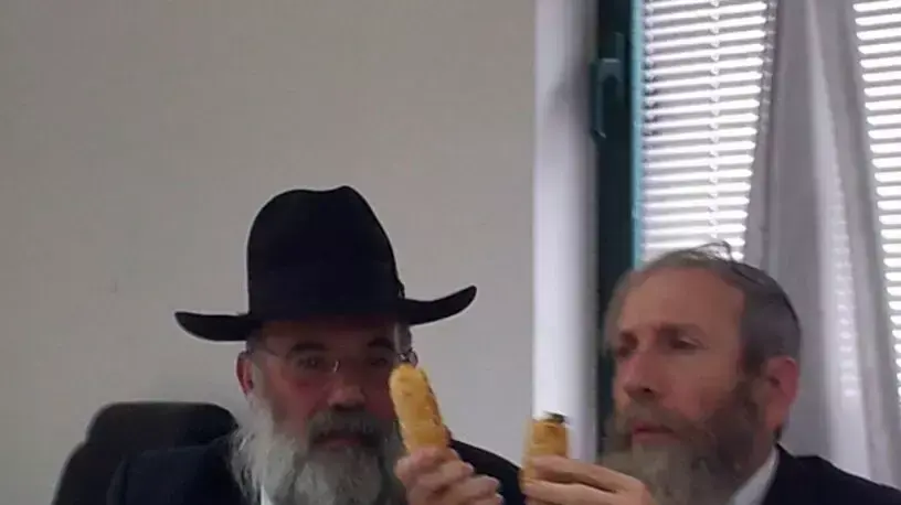 נציגי הרבנות הראשית בודקים בורקסים , פברואר 2013 נציגי הרבנות הראשית בודקים בורקסים , פברואר 2013