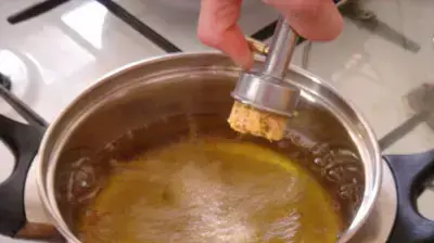 טיגון פלאפל בעזרת כף מיוחדת טיגון פלאפל בעזרת כף מיוחדת