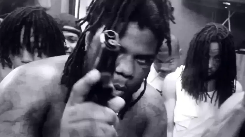 מתוך הקליפ "Russian Roulette" של צ'יף קיף מתוך הקליפ "Russian Roulette" של צ'יף קיף