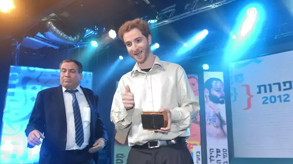 לא ציפה. שמעון אדף מקבל את הפרס לא ציפה. שמעון אדף מקבל את הפרס