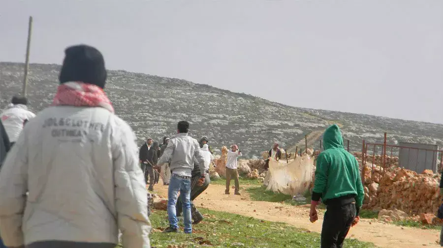 מתנחל מכוון אקדח לעבר נער פלסטיני. פברואר 2013 מתנחל מכוון אקדח לעבר נער פלסטיני. פברואר 2013