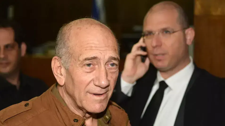 אהוד אולמרט בדיון בפרשת הולילנד בבית המשפט בתל אביב, פברואר 2013 אהוד אולמרט בדיון בפרשת הולילנד בבית המשפט בתל אביב, פברואר 2013