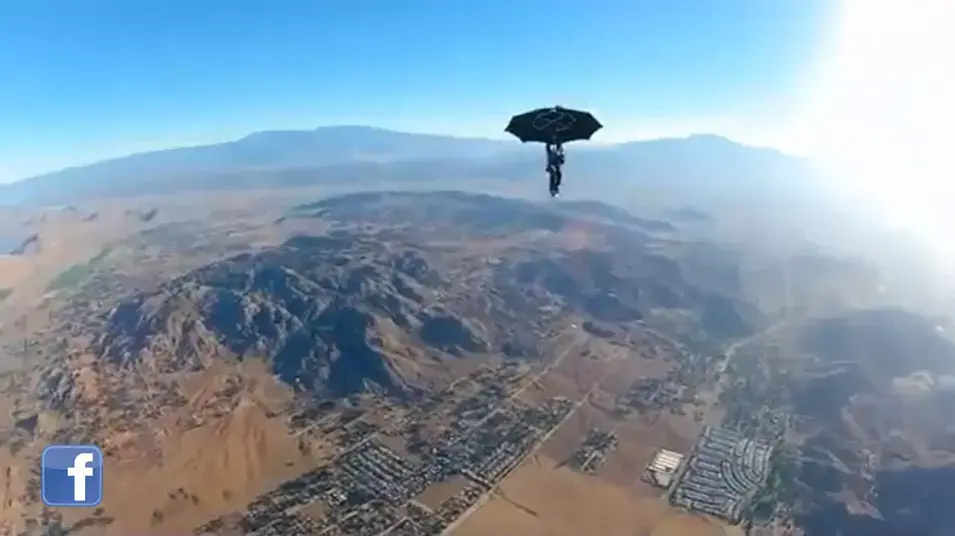 אריק רונר צונח עם מטריה אריק רונר צונח עם מטריה