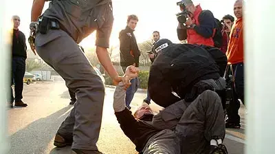 סטודנט נעצר על ידי המשטרה בהפגנה באוניברסיטת תל אביב ( צילום : מחלקת התרבות אוניברסיטת תל אביב ) סטודנט נעצר על ידי המשטרה בהפגנה באוניברסיטת תל אביב ( צילום : מחלקת התרבות אוניברסיטת תל אביב )