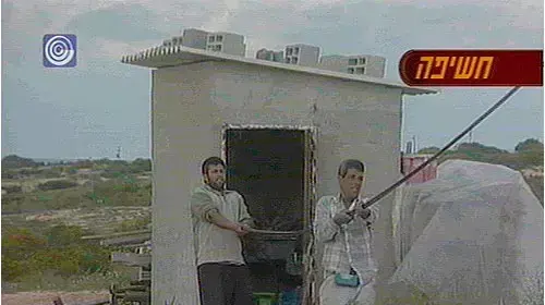 פועלים פלסטינים מתקינים תשתיות אינטרנט של בזק בגני טל פועלים פלסטינים מתקינים תשתיות אינטרנט של בזק בגני טל