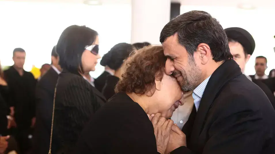 נשיא אירן מחמוד אחמדינג'ד עם אלנה פריאס צ'אווס. קראקס, מרץ 2013 נשיא אירן מחמוד אחמדינג'ד עם אלנה פריאס צ'אווס. קראקס, מרץ 2013