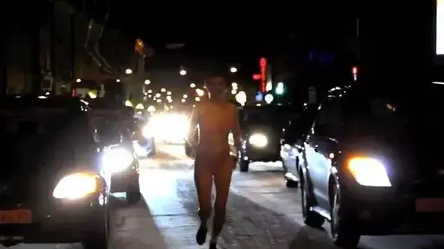 אישה רצה בביקיני בכביש של סיביר אישה רצה בביקיני בכביש של סיביר
