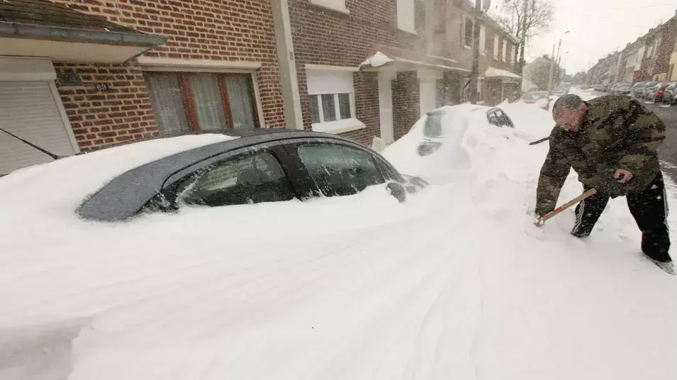 אדם מנסה להגיע לרכבו המכוסה שלג, קמברה, צרפת, 12 במרץ 2013 אדם מנסה להגיע לרכבו המכוסה שלג, קמברה, צרפת, 12 במרץ 2013