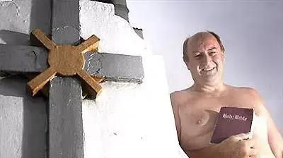 כומר שמנהל דרשות בעירום כומר שמנהל דרשות בעירום