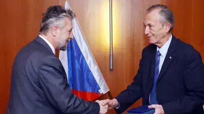 השר לביטחון הפנים גדעון עזרא והשר הצכי (באובאו ) השר לביטחון הפנים גדעון עזרא והשר הצכי (באובאו )