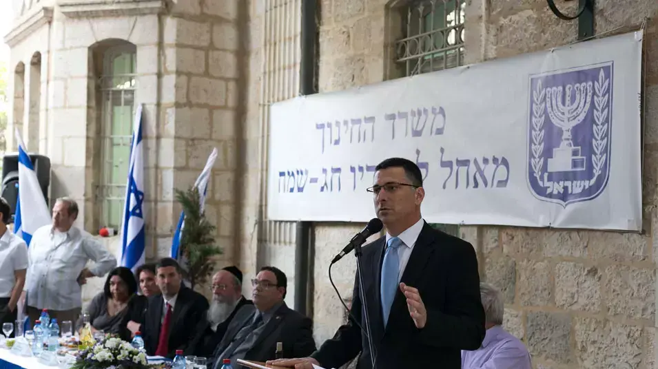 חילופי שרים במשרד החינוך: השר היוצא גדעון סער והנכנס שי פירון, מרץ 2013 חילופי שרים במשרד החינוך: השר היוצא גדעון סער והנכנס שי פירון, מרץ 2013