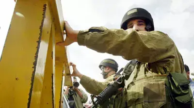 חיילי צהל פותחים את מחסום אנאבטה ליד טול כרם חיילי צהל פותחים את מחסום אנאבטה ליד טול כרם