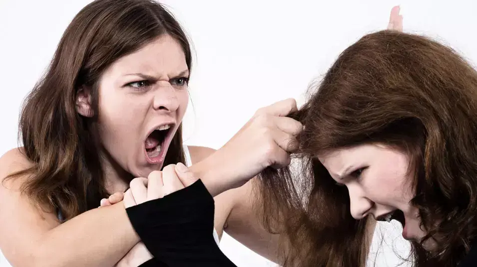 נערות הולכות מכות נערות הולכות מכות