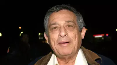 קרובים קרובים דן מרגלית ( בוצצו עופר קרני ) קרובים קרובים דן מרגלית ( בוצצו עופר קרני )