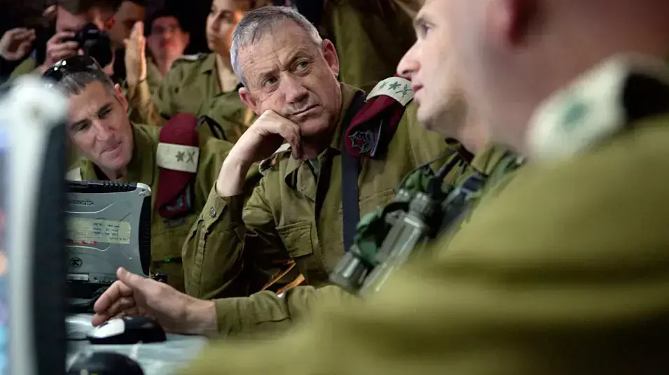 ינון מגל ואמיר בוחבוט בראיון עם הרמטכ"ל בני גנץ רמת הגולן, מרץ 2013 ינון מגל ואמיר בוחבוט בראיון עם הרמטכ"ל בני גנץ רמת הגולן, מרץ 2013