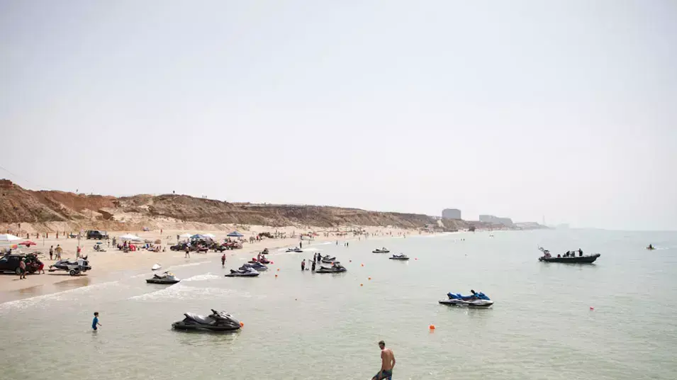 מתרחצים בחוף הרצליה דרום, 26 במרץ 2013