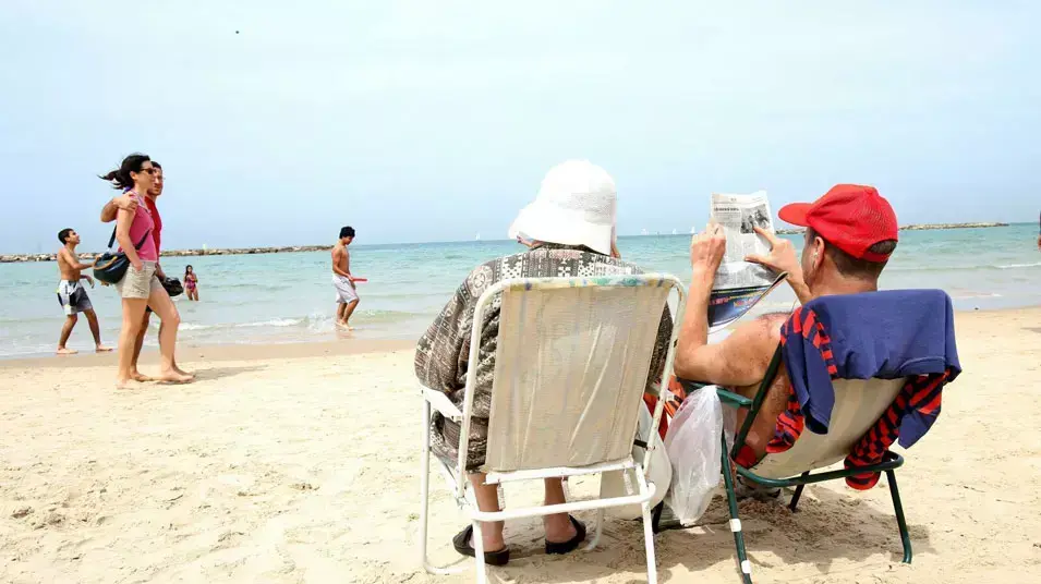מטיילים בפסח בפארק הירקון ובחוף הים בתל אביב מטיילים בפסח בפארק הירקון ובחוף הים בתל אביב