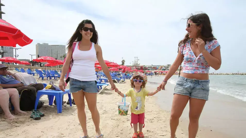 מטיילים בפסח בפארק הירקון ובחוף הים בתל אביב מטיילים בפסח בפארק הירקון ובחוף הים בתל אביב