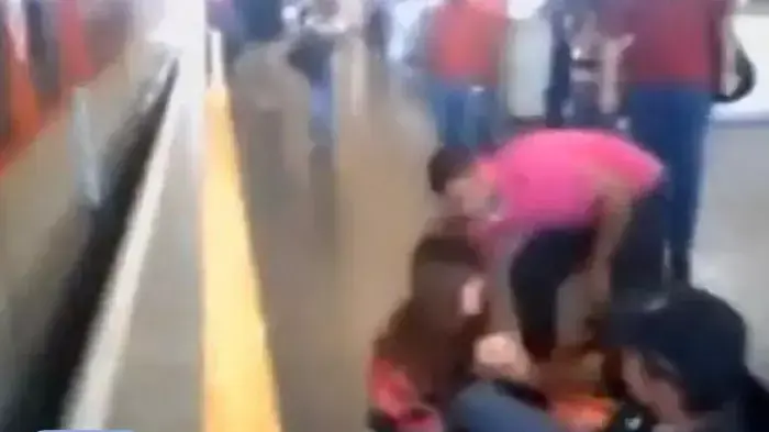 צעירה מסכנת את חייה בקפיצה על פסי רכבת כדי להציל אייפון צעירה מסכנת את חייה בקפיצה על פסי רכבת כדי להציל אייפון