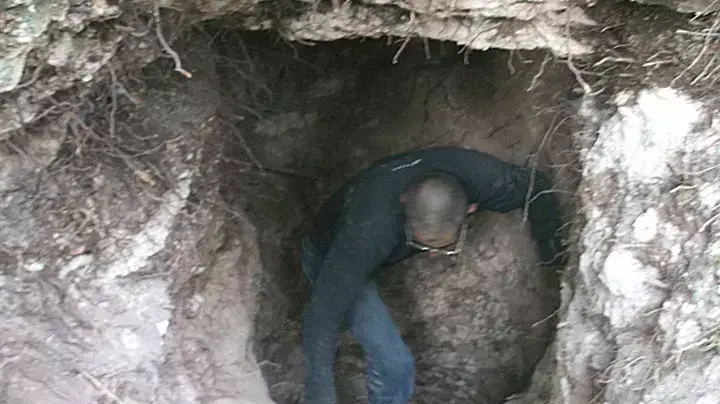 אחד החשודים בשוד עתיקות בפתח מערה ביער מגידו, אפריל 2013 אחד החשודים בשוד עתיקות בפתח מערה ביער מגידו, אפריל 2013