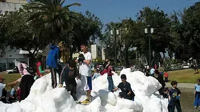 כיכר העירייה רמת השרון שהפכה לבנה משלג ( צילום : עריית רמת השרון )