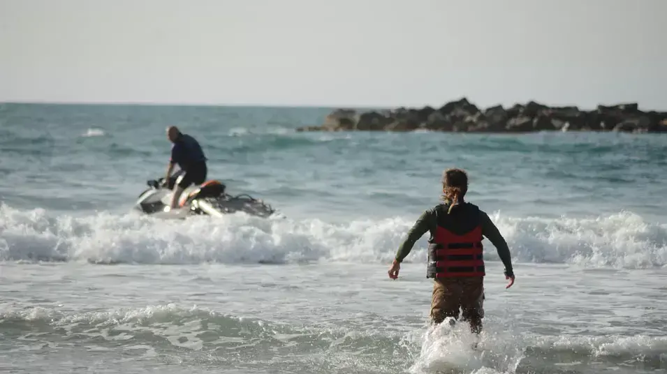 חיפושים אחר טובע בחוף בוגרשוב בתל אביב חיפושים אחר טובע בחוף בוגרשוב בתל אביב