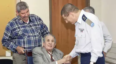 אייבי נתן מקבל אות ממפקד חיל האוויר שקדי אייבי נתן מקבל אות ממפקד חיל האוויר שקדי