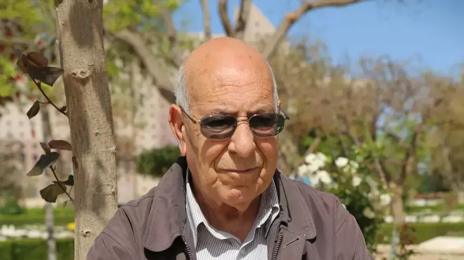 יוסף המאירי ליד קבר בנו, רונן בן מאירי ז"ל, בבית העלמין הצבאי בחיפה, אפריל 2013 יוסף המאירי ליד קבר בנו, רונן בן מאירי ז"ל, בבית העלמין הצבאי בחיפה, אפריל 2013